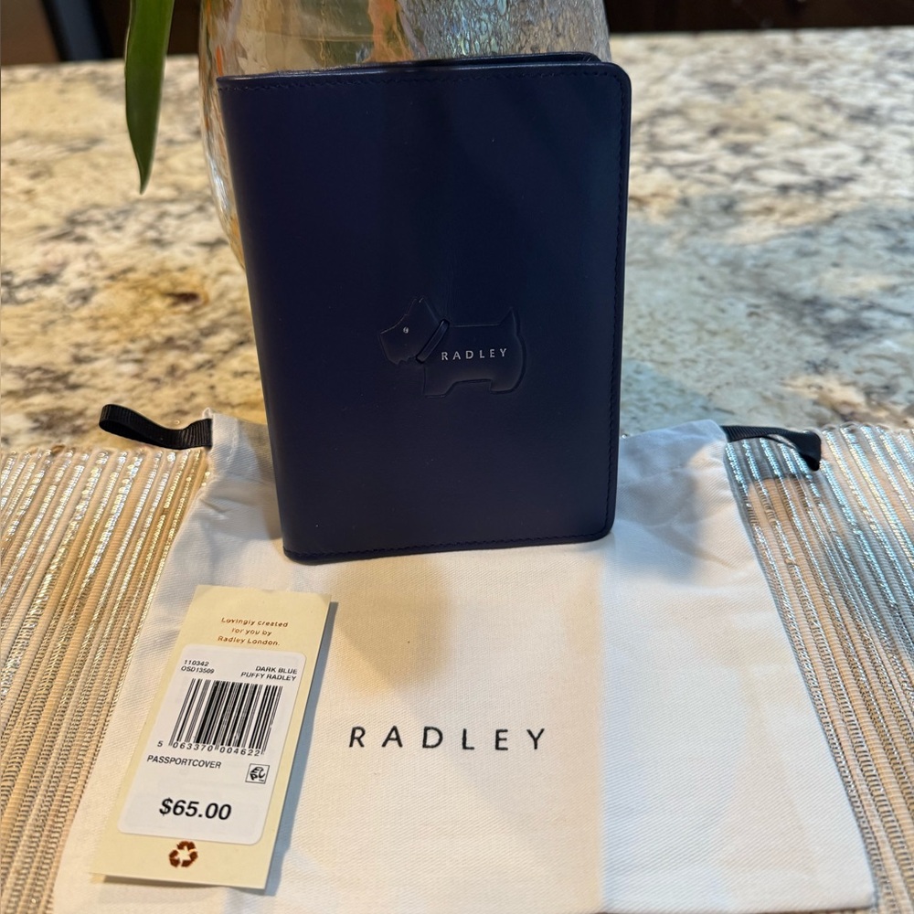 NEW RADLEY LONDON Puffy Leather Passport Cover In Navy Blue